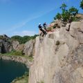 Teambuildingtur på Bornholm ved Opalsøen, der ligger mellem høje stejle klippesider og umiddelbart ved siden af Hammersøen. Aktivitetsdag sammen med APROPOS kommunikation. <br>Copyright APROPOS kommunikation